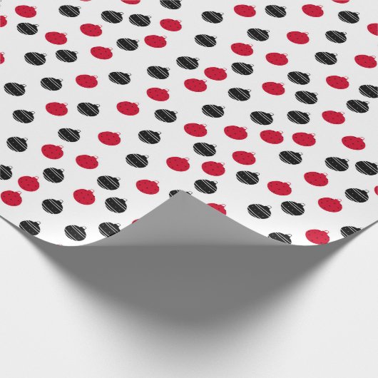 真っ赤な黒のオーナメントボールがあしらわれたクリスマスパターン ラッピングペーパー (角)