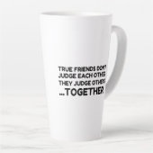 真の友は互いを判断せず、彼らは判断する カフェラテマグ (右アングル)