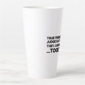 真の友は互いを判断せず、彼らは判断する カフェラテマグ (正面)