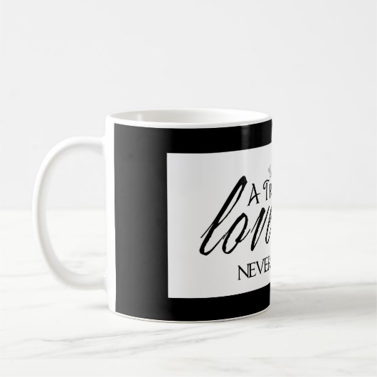 真の愛の物語は決してコーヒーカップのマグカップを終了しない コーヒーマグカップ (左)