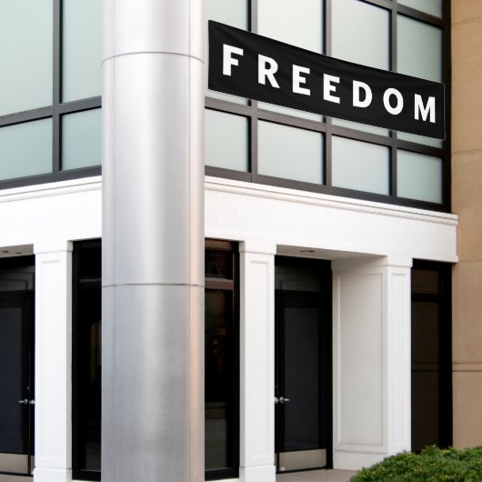 真の愛国者の自由 横断幕 (ビルの外側)