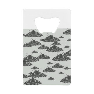 真夜中に潜む夜の蛾 クレジットカード栓抜き