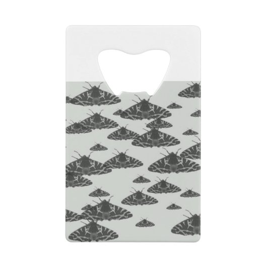 真夜中に潜む夜の蛾 クレジットカード栓抜き (正面)