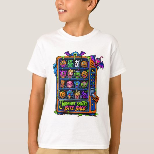真夜中のスナックがモンスターに反撃 Tシャツ (正面)