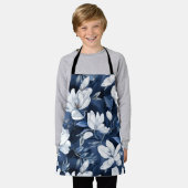 真夜中の背景に白いマグノリア模様 エプロン (着用した状態)