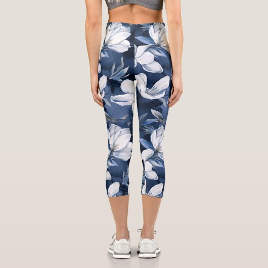 真夜中の背景に白いマグノリア模様 カプリレギンス (裏面)