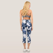 真夜中の背景に白いマグノリア模様 カプリレギンス (裏面)