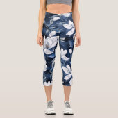 真夜中の背景に白いマグノリア模様 カプリレギンス (正面)