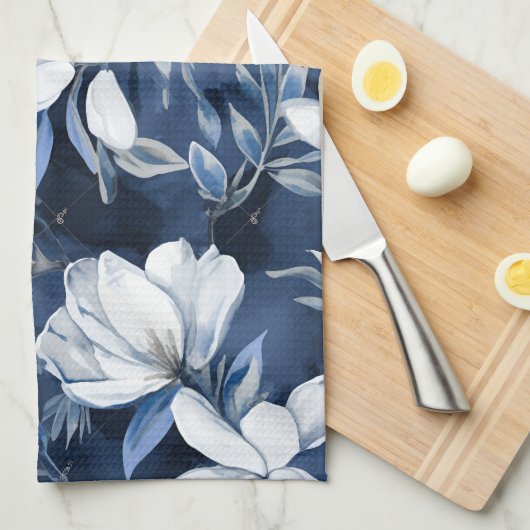 真夜中の背景に白いマグノリア模様 キッチンタオル (四つ折り)