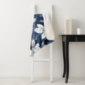 真夜中の背景に白いマグノリア模様 シェルパブランケット (インサイチュ)