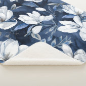 真夜中の背景に白いマグノリア模様 シェルパブランケット (3/4)