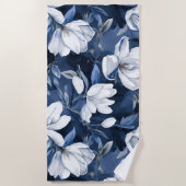 真夜中の背景に白いマグノリア模様 ビーチタオル (正面)