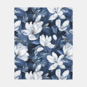 真夜中の背景に白いマグノリア模様 フリースブランケット (正面)