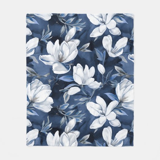 真夜中の背景に白いマグノリア模様 フリースブランケット (正面)