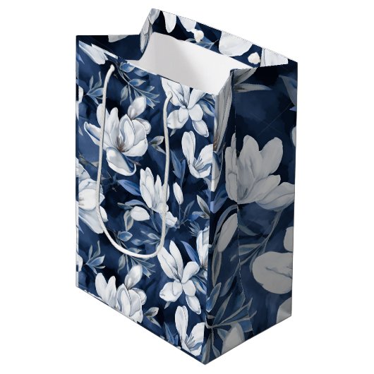 真夜中の背景に白いマグノリア模様 ミディアムペーパーバッグ (正面アングル)