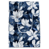 真夜中の背景に白いマグノリア模様 ミディアムペーパーバッグ (裏面)