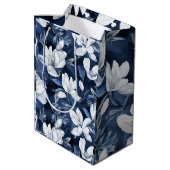 真夜中の背景に白いマグノリア模様 ミディアムペーパーバッグ (裏面アングル)