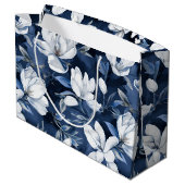 真夜中の背景に白いマグノリア模様 ラージペーパーバッグ (裏面アングル)