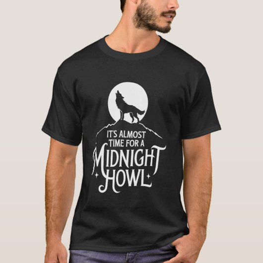 真夜中の遠吠えウルフの季節が近づいてます Tシャツ (正面)