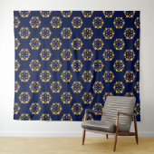 真夜中の金ゴールド: Luxe Geometric Pattern on深いBlue タペストリー (インサイチュ(横))