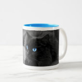 真夜中の青い瞳 — 黒猫 コーヒーマグ ツートーンマグカップ (正面右)