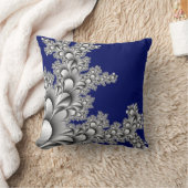 真夜中の青い背景の銀によって着色されるフラクタル クッション (ブランケット)