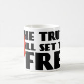 真実は自由に置きます コーヒーマグカップ (中央)
