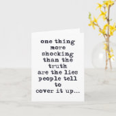 真実より衝撃的なのは嘘の引用文 カード (黄色い花)