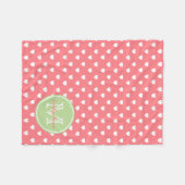 真新しいモノグラムとの珊瑚のピンクの白いハート フリースブランケット (正面(横))