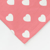 真新しいモノグラムとの珊瑚のピンクの白いハート フリースブランケット (角)