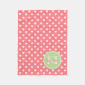 真新しいモノグラムとの珊瑚のピンクの白いハート フリースブランケット (正面)