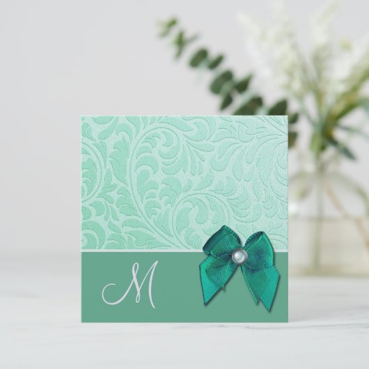 真新しい緑のブロケードのモノグラムの結婚式招待状 招待状 (スタンド正面)
