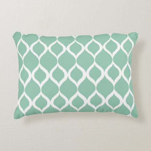 真新しい緑の幾何学的なイカットの種族のプリントパターン アクセントクッション (正面)