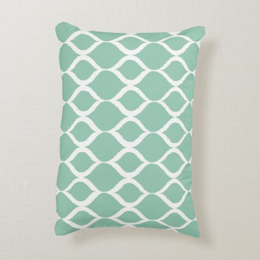 真新しい緑の幾何学的なイカットの種族のプリントパターン アクセントクッション (裏面(縦))