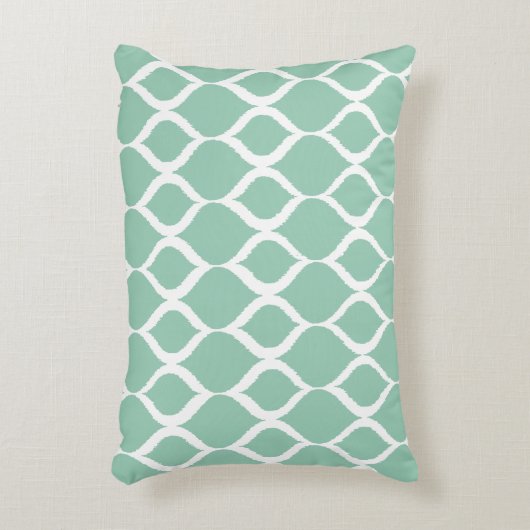 真新しい緑の幾何学的なイカットの種族のプリントパターン アクセントクッション (正面(垂直))