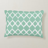 真新しい緑の幾何学的なイカットの種族のプリントパターン アクセントクッション (裏面)