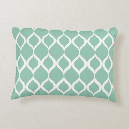 真新しい緑の幾何学的なイカットの種族のプリントパターン アクセントクッション (裏面)