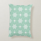 真新しい緑の白い雪片のクリスマスパターン アクセントクッション (裏面(縦))