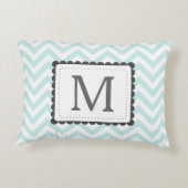 真新しく青および白いシェブロンのカスタムのモノグラム アクセントクッション (裏面)