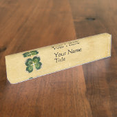 真珠が付いている金ゴールドのパトリキウスのシャムロックの宝石 デスクネームプレート (側面)