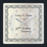 真珠とダイヤ結婚モンド30周年 スクエア壁時計<br><div class="desc">数字の代わりにダイヤと真珠のアクセントが付いたホタテ型のダイヤモンドデザインで、この30結婚周年記念のデザインに華やかな優雅さが浮かび上がり、白フェイクい金ゴールド調のグラデーションに輝きが加わりました。 飾りは全て印刷され、平らな印刷デザインでできる限り実在表示されます。これには、金属的な外観のグラデーションや宝石が含まれます。    オリジナルデザイン(祝日ハートデザイン別) (rights reserved)。  ごもし質問やデザインに関するサポートが必要な場合は、info@holidayheartsdesigns.comまで直接お問い合わせいただくか、Eメールでお問い合わせください。可能な限りお手伝いいたします。 生産、出荷、および配送に関するご質問は、連絡Zazleカスタマー・サービスに直接お問い合わせください。 ホリデーハートデザインは、Zazleで10年以上の経験を持つプロフェッショナルデザインスタジオで、多くの満足な顧客レビューを提供しています。このため、お客様が期待するプロフェッショナル品質を作り出すために、すべての詳細に最大限の注意を払っていただけます。</div>