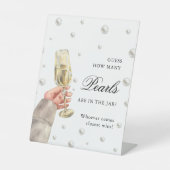 真珠とプロセッコは数ゲームを推測 台座サイン (正面)