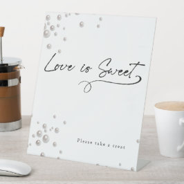 真珠とプロセッコミニマルモダンブライダルシャワー 台座サイン