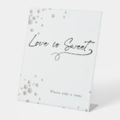 真珠とプロセッコミニマルモダンブライダルシャワー 台座サイン (正面)