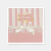 真珠とレースのピンクのストライプクリームの弓と名前 スタンダードカクテルナプキン (正面)