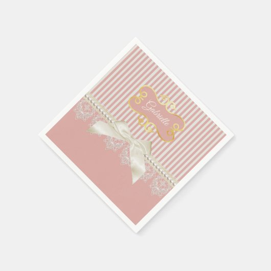 真珠とレースのピンクのストライプクリームの弓と名前 スタンダードカクテルナプキン (角)