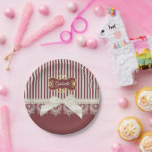 真珠とレースの深いレッドストライプの弓と名前 ペーパープレート (パーティー)