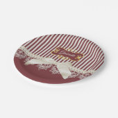 真珠とレースの深いレッドストライプの弓と名前 ペーパープレート (アングル)