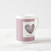 真珠と紫の結婚贈り物または記念日カップ ボーンチャイナマグカップ (正面右)