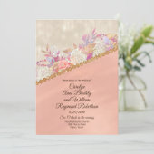 真珠のような珊瑚のアイボリーおよび金ゴールドの花の結婚式 招待状 (スタンド正面)